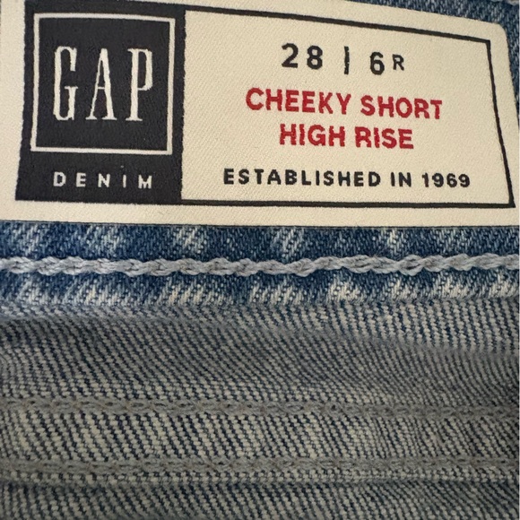 * Gap High Rise Cutoffs * - Picture 3 of 3